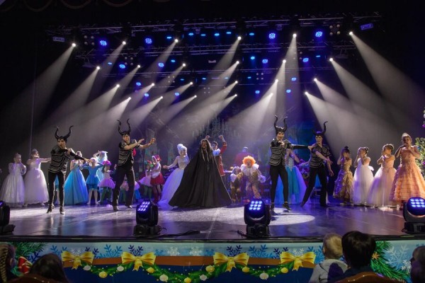 В Татарской госфилармонии с успехом прошел спектакль "Новогоднее путешествие Красной Шапочки" (ФОТО)