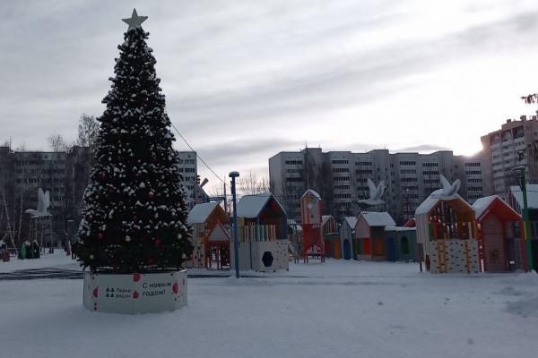 Красиво, но уныло: казанцев разочаровала елка у &laquo;Чаши&raquo; и порадовала в Дербышках