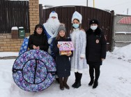 В Казани &laquo;Полицейский Дед Мороз&raquo; посетил детей из неблагополучных семей