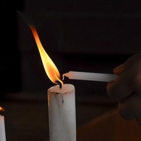 Зажженные из-за долгов свечи могли стать причиной пожара с 8 погибшими