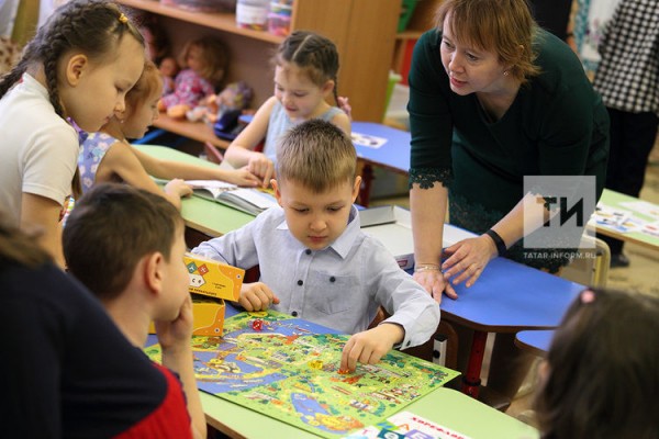 При поддержке Комиссии по вопросам сохранения и развития татарского языка детским садам вручили национальные игрушки (ФОТО)