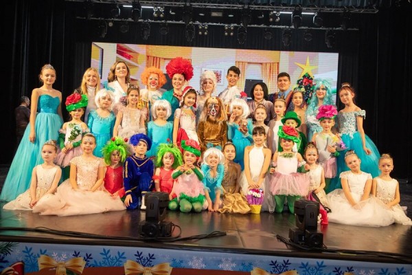В Татарской госфилармонии с успехом прошел спектакль "Новогоднее путешествие Красной Шапочки" (ФОТО)