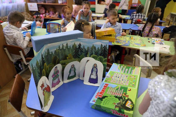 При поддержке Комиссии по вопросам сохранения и развития татарского языка детским садам вручили национальные игрушки (ФОТО)