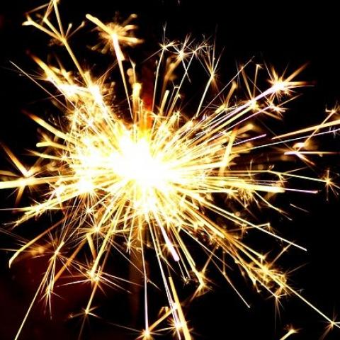 Заряд салюта попал в ребенка на детской площадке под Уфой (ВИДЕО)