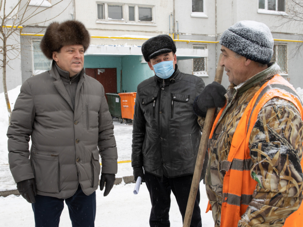 Ильсур Метшин проконтролировал уборку снега во дворах Ново-Савиновского района Ильсур Метшин проконтролировал уборку снега во дворах Ново-Савиновского района