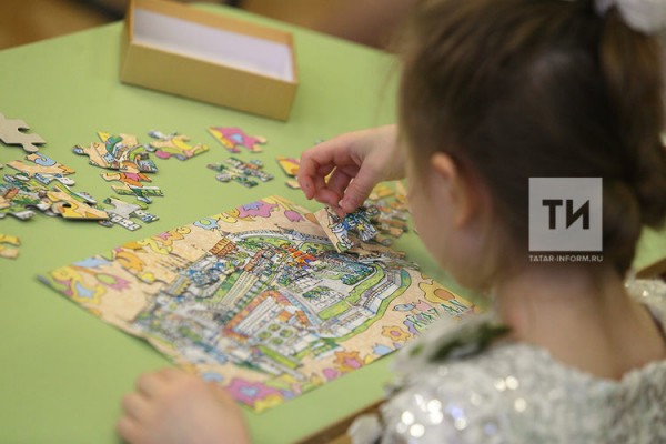 При поддержке Комиссии по вопросам сохранения и развития татарского языка детским садам вручили национальные игрушки (ФОТО)