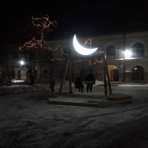 10 января последний день работы арт-объекта &laquo;Лунные качели&raquo;