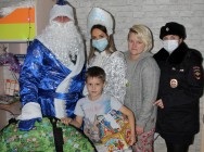 В Казани &laquo;Полицейский Дед Мороз&raquo; посетил детей из неблагополучных семей