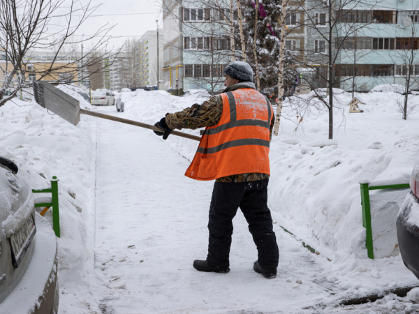 Ильсур Метшин проконтролировал уборку снега во дворах Ново-Савиновского района Ильсур Метшин проконтролировал уборку снега во дворах Ново-Савиновского района