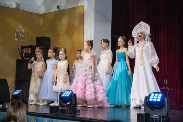 В Татарской госфилармонии с успехом прошел спектакль "Новогоднее путешествие Красной Шапочки" (ФОТО)