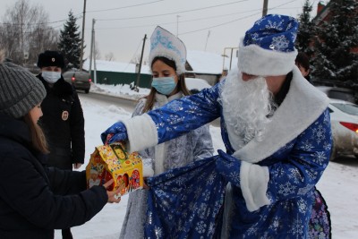 В Казани &laquo;Полицейский Дед Мороз&raquo; посетил детей из неблагополучных семей
