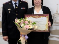 Владимир Колокольцев наградил сотрудницу медико-санитарной части МВД по Республике Татарстан Лилию Шайхуллину Владимир Колокольцев наградил сотрудницу медико-санитарной части МВД по Республике Татарстан Лилию Шайхуллину