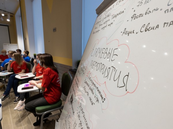 И.Метшин посетил новый молодежный клуб &laquo;Свои&raquo; в Кировском районе Казани