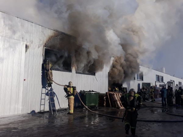 В Набережных Челнах тушат склад с керамической плиткой: площадь пожара выросла до 300 кв. м. (ВИДЕО) В Набережных Челнах тушат склад с керамической плиткой: площадь пожара выросла до 300 кв. м. (ВИДЕО)