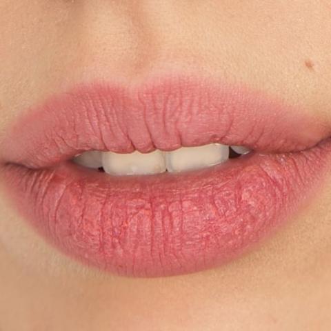 Что делать, чтобы губы не потрескались от холода?