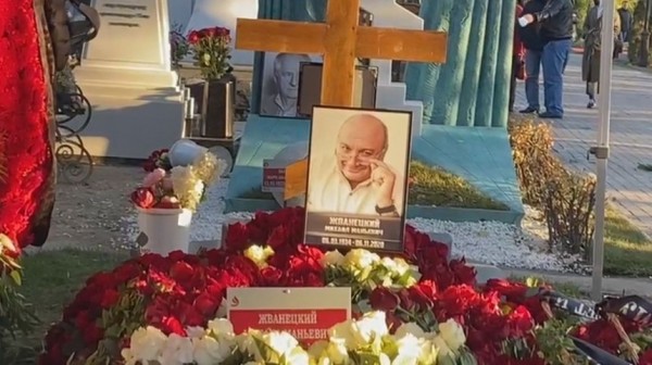 Почему на могиле Жванецкого указано другое отчество? Почему на могиле Жванецкого указано другое отчество?