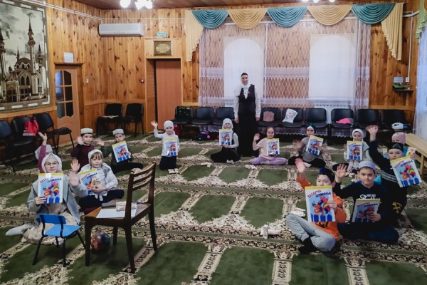 &ldquo;Син оныгың белән нинди телдә сөйләшәсең?": мечети Татарстана встречают прихожан с плакатами назидательного содержания (ФОТО)