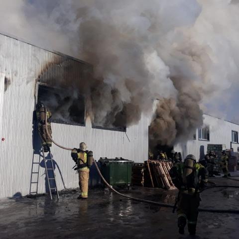 В Набережных Челнах тушат склад с керамической плиткой: площадь пожара выросла до 300 кв. м. (ВИДЕО) В Набережных Челнах тушат склад с керамической плиткой: площадь пожара выросла до 300 кв. м. (ВИДЕО)