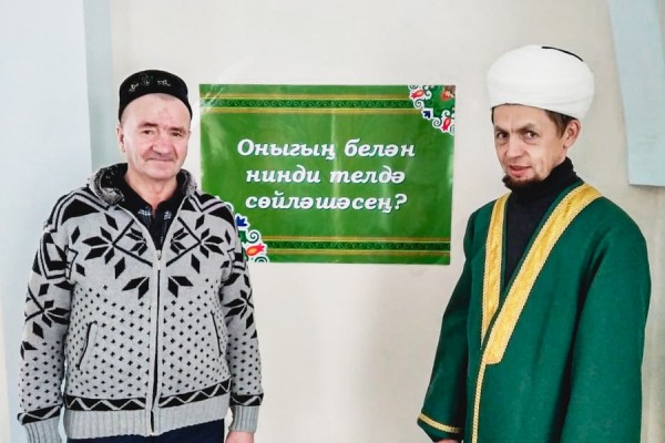 &ldquo;Син оныгың белән нинди телдә сөйләшәсең?": мечети Татарстана встречают прихожан с плакатами назидательного содержания (ФОТО)