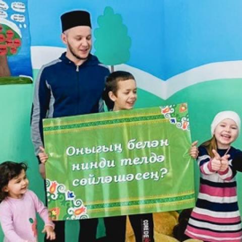 &ldquo;Син оныгың белән нинди телдә сөйләшәсең?": мечети Татарстана встречают прихожан с плакатами назидательного содержания (ФОТО)