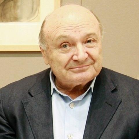 Почему на могиле Жванецкого указано другое отчество? Почему на могиле Жванецкого указано другое отчество?