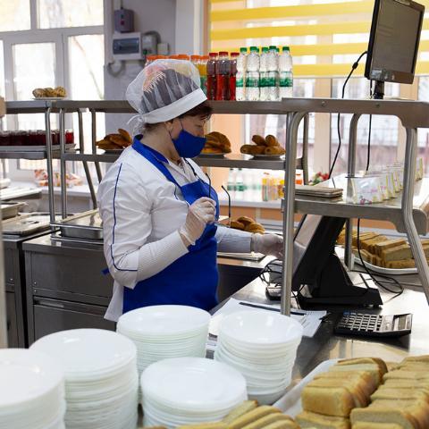В Казани учеников школ-интернатов кормили просроченными продуктами В Казани учеников школ-интернатов кормили просроченными продуктами