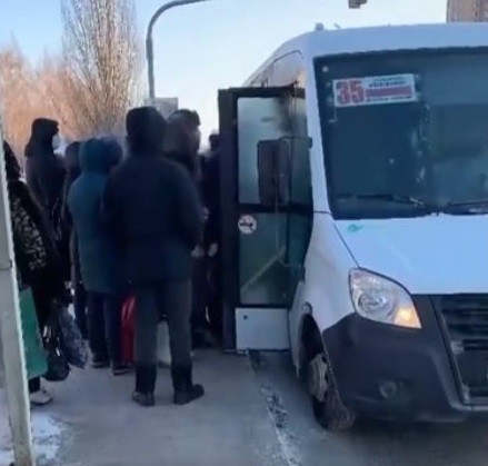 Из-за отсутствия вечером автобусов и трамваев челнинка пешком пошла домой с завода