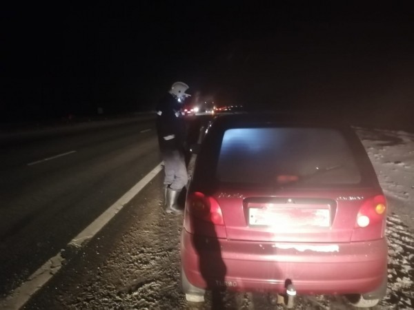 В Татарстане спасли замерзающих на трассе мужчину с ребенком