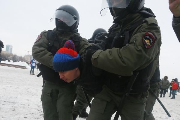 &laquo;Вы меня бить, пинать будете?&raquo;: задержанных на акции в защиту Навального казанцев свозили в ОП на &laquo;краснобусах&raquo;