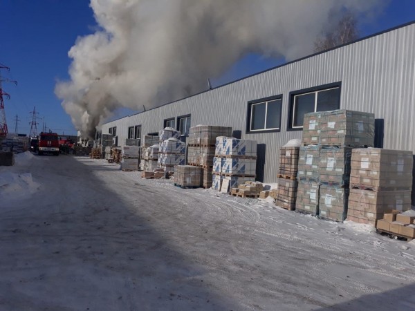 В Набережных Челнах тушат склад с керамической плиткой: площадь пожара выросла до 300 кв. м. (ВИДЕО) В Набережных Челнах тушат склад с керамической плиткой: площадь пожара выросла до 300 кв. м. (ВИДЕО)