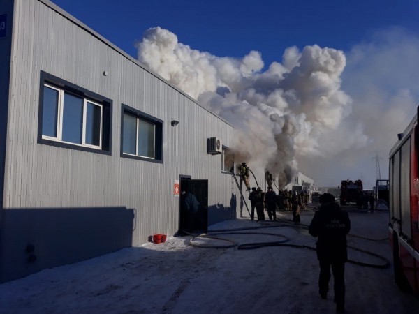 В Набережных Челнах тушат склад с керамической плиткой: площадь пожара выросла до 300 кв. м. (ВИДЕО) В Набережных Челнах тушат склад с керамической плиткой: площадь пожара выросла до 300 кв. м. (ВИДЕО)