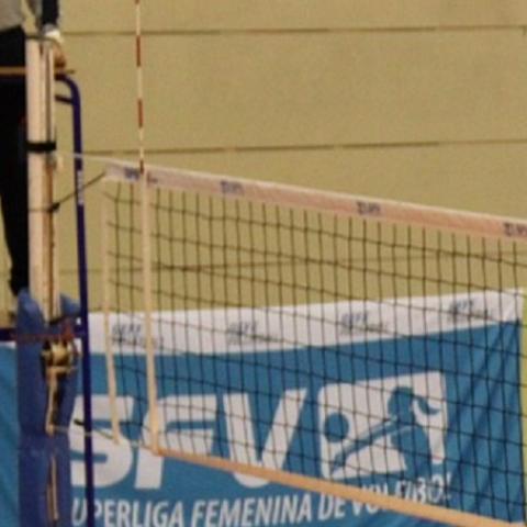 12-летний мальчик умер, зацепившись за волейбольную сетку на уроке физкультуры