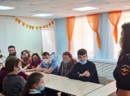 Полицейские Елабуги и члены Общественного совета провели урок по кибербезопасности в подростковом клубе &laquo;Спутник&raquo;