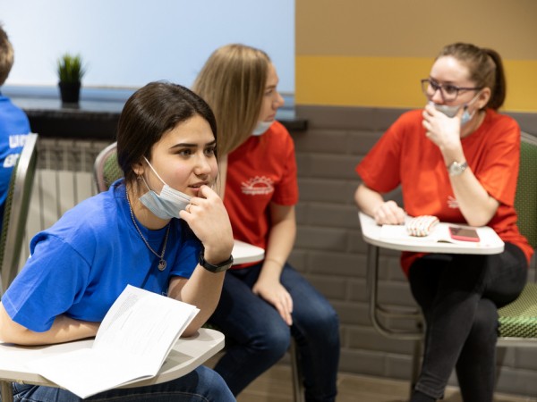 И.Метшин посетил новый молодежный клуб &laquo;Свои&raquo; в Кировском районе Казани