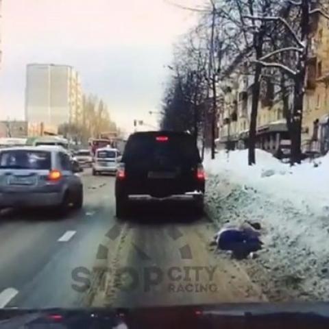 В Казани девушку выбросили из машины на полном ходу (ВИДЕО)