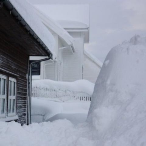 Россиянка провела 10 часов под сошедшим с крыши снегом и выжила (ВИДЕО спасения)