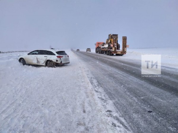Легковушка влетела под колеса &laquo;КАМАЗа&raquo; на трассе в РТ, погибли двое мужчин (ФОТО)