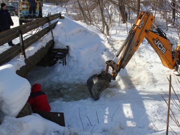 В Советском районе Казани расчистили ото льда мост через реку Киндерку