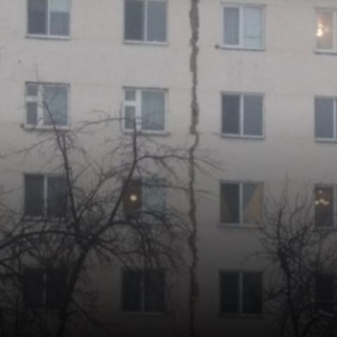 Нижнекамцы показали огромную трещину в доме