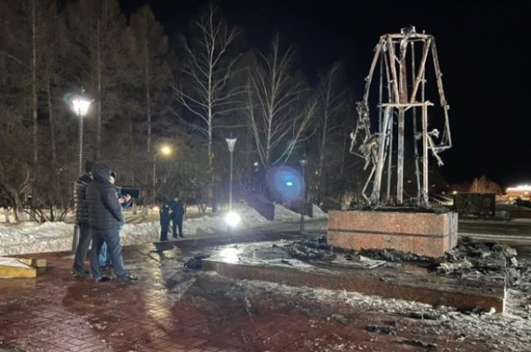 Дети спасли от беды? Что в Заинске говорят о сгоревшем памятнике