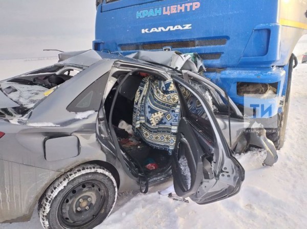 Легковушка влетела под колеса &laquo;КАМАЗа&raquo; на трассе в РТ, погибли двое мужчин (ФОТО)