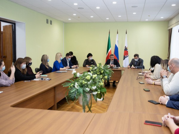 Строительство школы обсудили жители поселков Привольный и Вишневка с администрацией Советского района