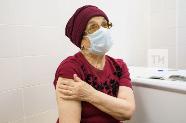 Три артиста театра Камала привились от коронавируса