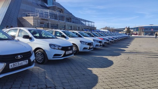 Минниханов вручил росгвардейцам ключи от 40 новых служебных автомобилей