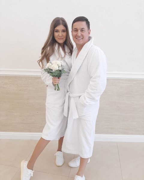 В Казани молодожены пришли на регистрацию в ЗАГС в банных халатах В Казани молодожены пришли на регистрацию в ЗАГС в банных халатах