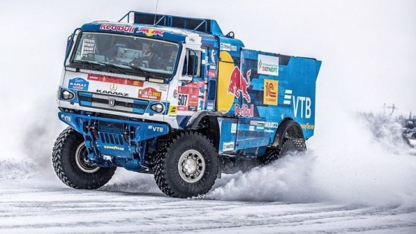 Минниханов прокатился на машине команды &laquo;КАМАЗ-мастер&raquo;