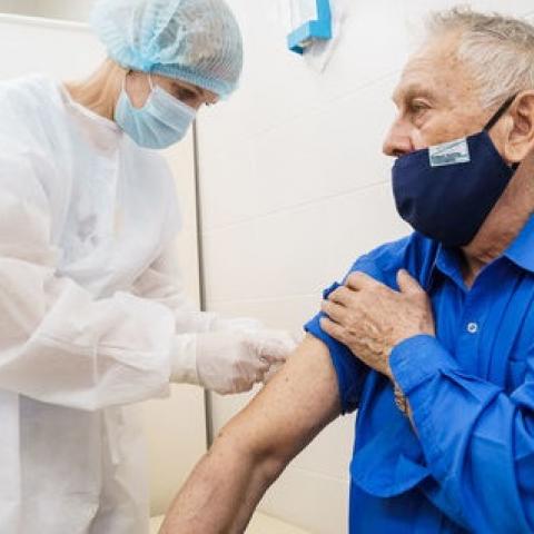 Три артиста театра Камала привились от коронавируса