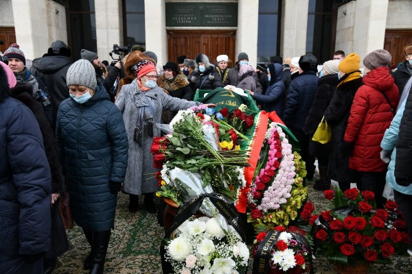 В Казани простились с народной артисткой России и Татарстана Нажибой Ихсановой (ФОТО) В Казани простились с народной артисткой России и Татарстана Нажибой Ихсановой (ФОТО)