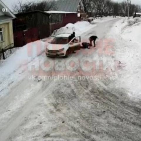 В Татарстане мужчина сбил на машине и пытался убить социального работника из-за сигареты В Татарстане мужчина сбил на машине и пытался убить социального работника из-за сигареты