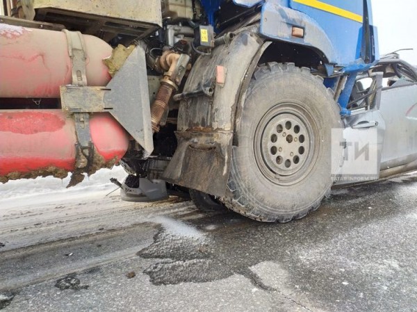 Легковушка влетела под колеса &laquo;КАМАЗа&raquo; на трассе в РТ, погибли двое мужчин (ФОТО)